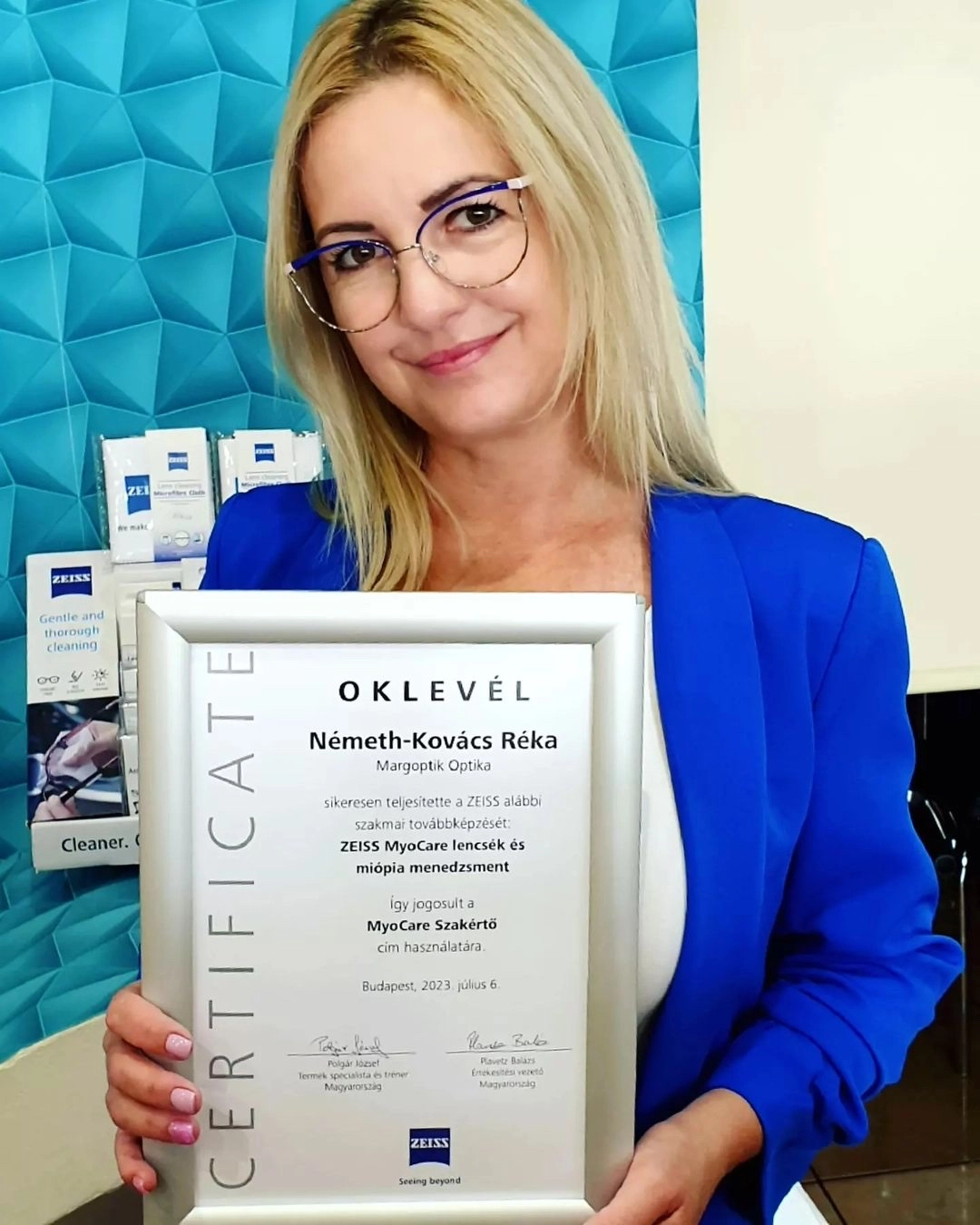 Németh-Kovács Réka oklevéllel a&nbsp;kezében
